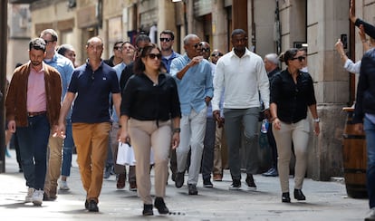 Barack Obama pasea por el centro de Barcelona antes de entrar en el Museo Moco.