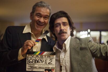 César Bordón y Óscar Jaenada, durante el rodaje de 'Luis Miguel, la serie'.