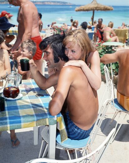 Footballer George Best with actress and model Susan George in the summer of 1969 in Palmanova (Mallorca).