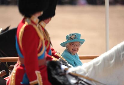 Isabel II en su carruaje camimo del Trooping the Colour, ceremonia con la que se celebra su cumpleaños.