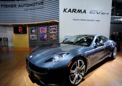 El Fisker Karma es uno de los primeros automóviles de lujo que puede funcionar de forma totalmente eléctrica. Después de cargarse por completo, tiene una autonomía de 80 kilómetros. Luego entra en juego el generador de gasolina, con el que puede conducir otros 400 kilómetros con el depósito lleno y consume sólo 2,4 litros a los 100.