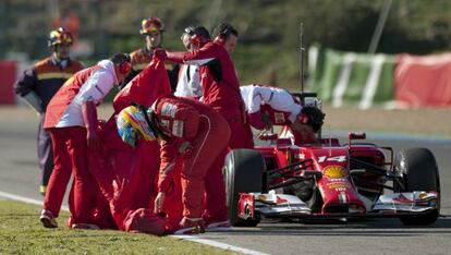 Alonso abandona los entrenamientos tras el parón del Ferrari.