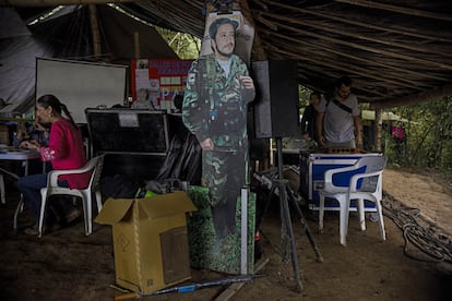 La silueta de Iván Ríos, en una de las cabañas de la zona veredal Mariana Páez. 