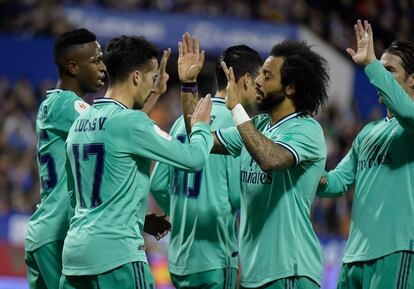 Lucas Vázquez celebra con sus compañeros el segundo gol del Real Madrid. 