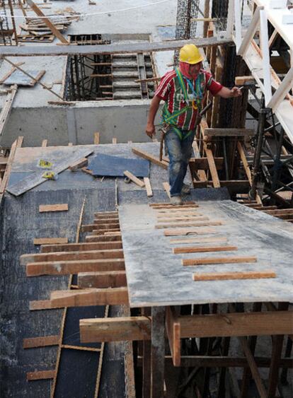 Un trabajador en las obras de un edificio en Brasilia.