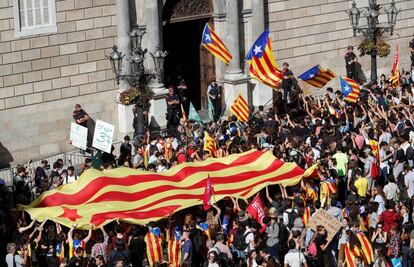Los manifestantes se congregan en la plaza Sant Jaume de Barcelona, frente a las puertas del Palau de la Generalitat.  