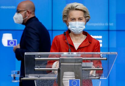 La presidenta de la Comisión Europea, Ursula von der Leyen, y el presidente del Consejo Europeo, Charles Michel, en la sede del Consejo Europeo en Bruselas, el pasado 29 de octubre.