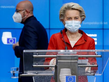 La presidenta de la Comisión Europea, Ursula von der Leyen, y el presidente del Consejo Europeo, Charles Michel, en la sede del Consejo Europeo en Bruselas, el pasado 29 de octubre.