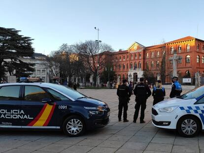 Dos patrullas de Policía Nacional y Municipal en Valladolid.