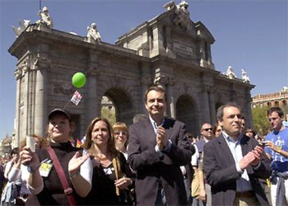 El secretario general del PSOE, José Luis Rodríguez Zapatero, acompañado de la secretaria de Relaciones con las ONG y Movimientos Sociales, Leire Pajín, la candidata socialista a la Alcaldía de Madrid, Trinidad Jiménez, y el candidato a la Presidencia de la Comunidad Autónoma de Madrid, Rafael Simancas, durante el concierto por la paz.