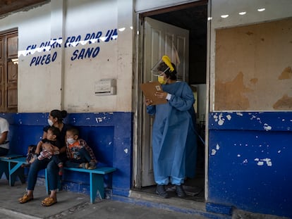 Una familia espera por una consulta médica en el municipio de Petatlán, en la sierra de Guerrero, en diciembre de 2020.