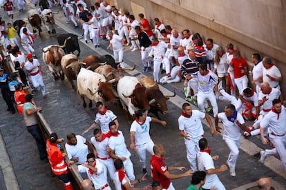 Los toros de la ganadería de Victoriano del Río comienzan la subida por la cuesta de Santo Domingo, este jueves.