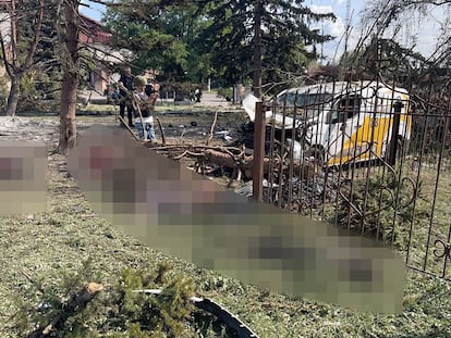 Imagen publicada en la cuenta del ministro de Exteriores de Ucrania, Andrii Sybiha, donde se muestra el lugar en el que se ha producido el ataque este martes. Los cuerpos de las víctimas han sido pixelados por los responsables de la cuenta.