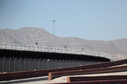El muro que divide la frontera entre Estados Unidos y México, visto desde El Paso este viernes.
