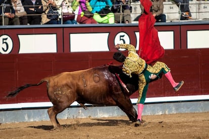 García Navarrete, en el momento de ser herido por su primer novillo.