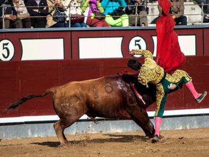 García Navarrete, en el momento de ser herido por su primer novillo.