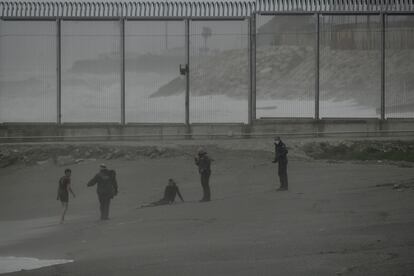 Dos jóvenes migrantes marroquíes en la playa del Tarajal (Ceuta), después de nadar desde la ciudad de Castillejos (Marruecos), el 24 de abril.