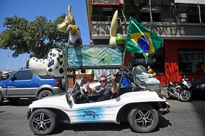 Un hombre posa para una foto durante una manifestación a favor del presidente brasileño, en Río de Janeiro. Bolsonaro ha promovido grandes manifestaciones por el Día de la Independencia, este martes.