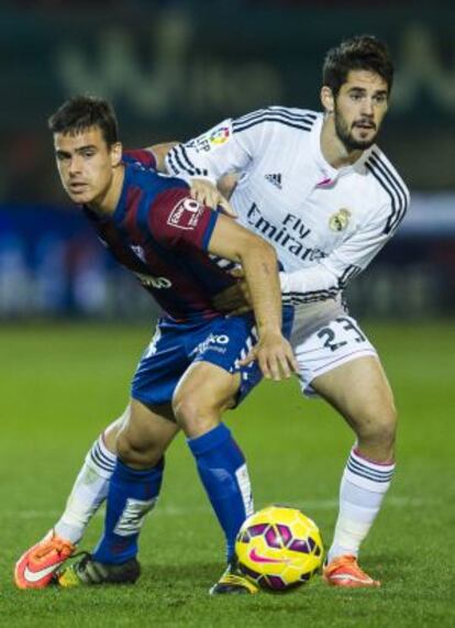 Isco lucha por el balón con Daniel Garcia