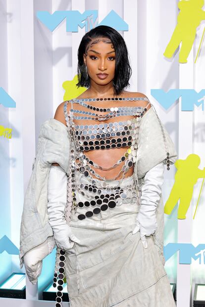 Marc Jacobs está detrás del look que lució Shenseea.