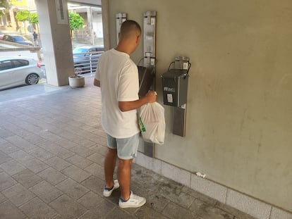 Un vecino de Usurbil (Gipuzkoa) en frente al sistema de reciclaje puerta a puerta del pueblo en julio.