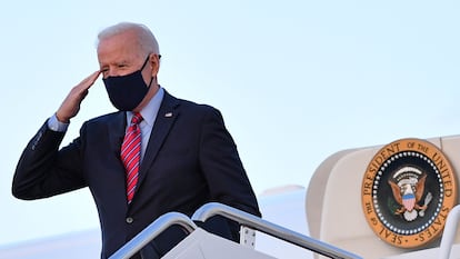 El presidente de EE UU, Joe Biden, en la puerta del Air Force One.