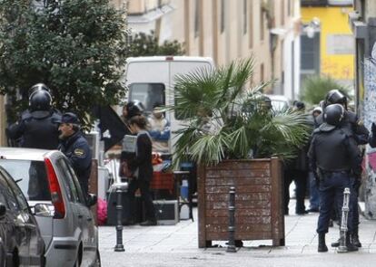 El desalojo se ha producido sin incidentes; apenas tres personas se encontraban dentro del edificio pese a la gran presencia policial.