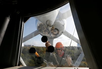 Un trabajador limpiando en una de las esferas. "Limpiar el Atomium es siempre algo muy especial para nosotros, estamos orgullosos de hacerlo porque es un símbolo de Bélgica" declaró Olivier Delecosse, jefe del equipo de limpieza.
