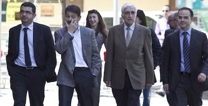 Jordi Turull, a la derecha, y Oriol Pujol, el segundo por la izquierda, acompañando a Daniel Osàcar a declarar ante la justicia, en 2011.