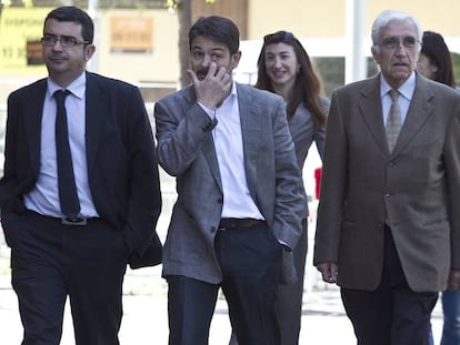 Jordi Turull, a la derecha, y Oriol Pujol, el segundo por la izquierda, acompañando a Daniel Osàcar a declarar ante la justicia, en 2011.