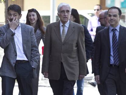 Jordi Turull, a la derecha, y Oriol Pujol, el segundo por la izquierda, acompañando a Daniel Osàcar a declarar ante la justicia, en 2011.