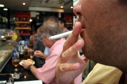 Un fumador en un bar de Málaga.
