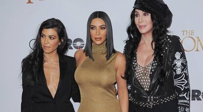 Kourtney Kardashian, Kim Kardashian y Cher.
