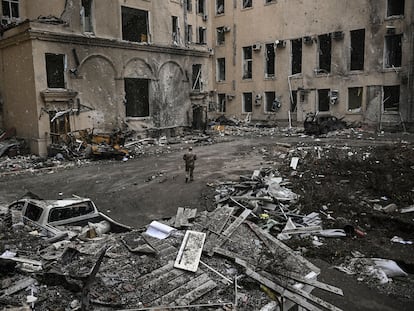 Imagen de destrucción tras el bombardeo ruso sobre un edificio en Járkov, el 27 de marzo de 2022.