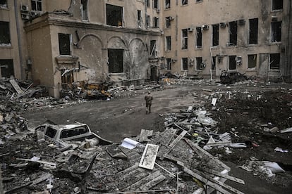 Imagen de destrucción tras el bombardeo ruso sobre un edificio en Járkov, el 27 de marzo de 2022.