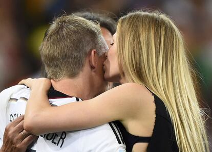 El jugador alemán Bastian Schweinsteiger y su novia Sarah Brandner tras el partido