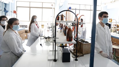 Alumnos del ciclo superior de formación profesional en la rama de Química Industrial, en el instituto de Jesuitas de Bilbao, el pasado mayo.