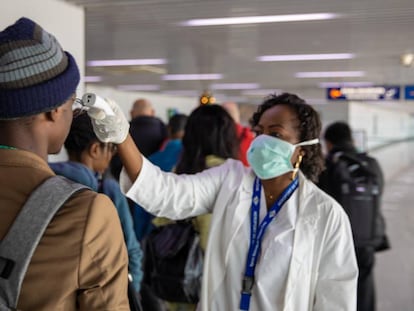 Control de la temperatura de los pasajeros en el aeropuerto de Brazaville (RD del Congo).