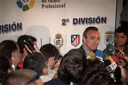 Joan Gaspart, presidente del Barcelona, atiende a los periodistas tras la asamblea de hoy de la Liga del Fútbol Profesional.