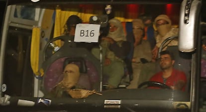 Autobús del convoy con yihadistas del ISIS evacuados desde la frontera de Líbano hasta la de Irak.