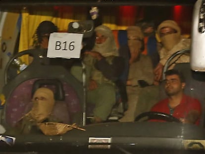 Ônibus de comboio com jihadistas do Estados Islâmico.