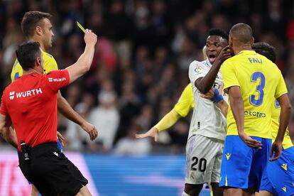 Soto Grado amonesta a Vinicius y Fali por su enfrentamiento este jueves en el Bernabéu.