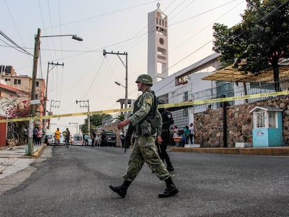 Elementos del Ejército y de la policía estatl frente a la iglesia de La Sagrada Familia, en la ciudad de Acapulco, en el Estado de Guerrero (México), en una imagen de archivo.