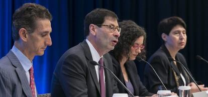De izquierda a derecha, el director adjunto del Departamento de Investigación del Fondo Monetario Internacional (FMI), Gian Maria Milesi-Ferretti, el economista jefe del FMI, Maurice Obstfeld, la jefa de estudios del Departamento de Investigación, Oya Celasun, y un mimebro del departamento de comunicación, Olga Stankova.