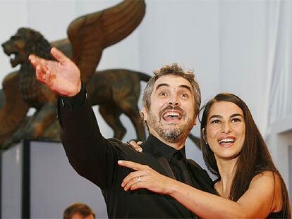 Alfonso Cuarón y su mujer, Annalisa Bugliani, saludan antes de entrar a la proyección de <i>Los hijos de los hombres.</i>