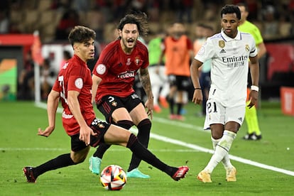 Rodrygo toca el balón entre Abde y Juan Cruz durante la final de Copa de este sábado.