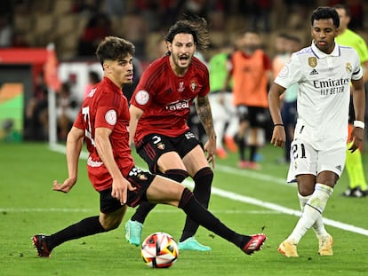 Rodrygo toca el balón entre Abde y Juan Cruz durante la final de Copa de este sábado.