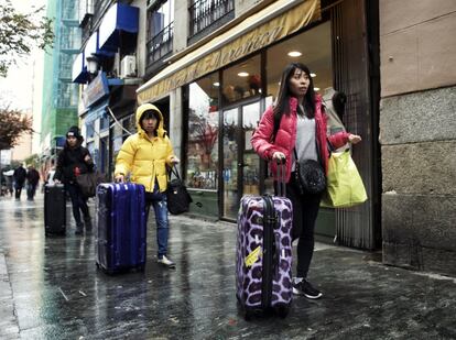 Mujeres asiáticas con chubasqueros y maletas de ruedas por las calles de Madrid. La lluvia limpia ‘la boina’ de contaminación que acumulan las ciudades. En la capital, los niveles de dióxido de nitrógeno, un contaminante que se origina en los tubos de escape de los coches y que es uno de los tres contaminantes más peligrosos para la salud, llegaron a su punto más alto este año ya que, en los primeros 12 días de 2015, Madrid acumuló casi el mismo nivel de contaminación de riesgo que en todo 2014.