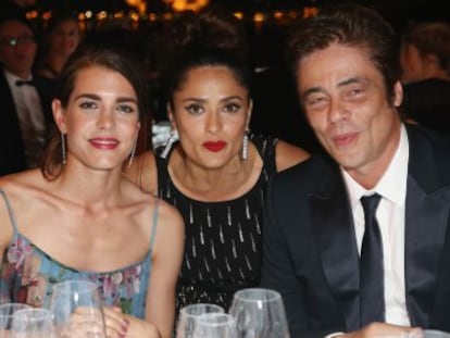 Carlota Casiraghi, Salma Hayek y Benicio del Toro, en la cena en Cannes.