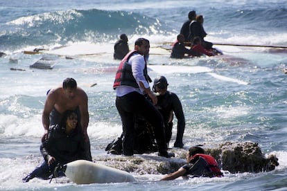 Inmigrantes son rescatados de la playa de Zefyros en Rodas (Grecia). Al menos tres personas han muerto al encallar una embarcación con unos 200 inmigrantes a bordo ante las costas de la isla griega de Rodas, en el archipiélago del Dodecaneso.